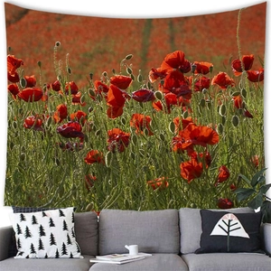 Détail d'une tapisserie de champ de coquelicots sur mur au-dessus d'un canapé gris