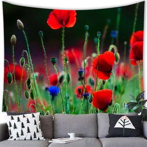 Détail d'une tapisserie murale paysage champ de coquelicots suspendue au-dessus d'un canapé