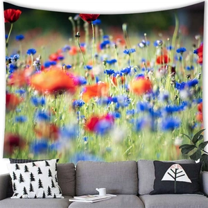 Tapisserie murale paysage de coquelicots suspendue au-dessus d'un canapé gris moderne