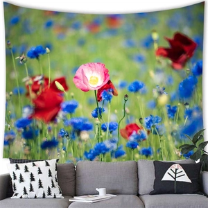 Tenture murale champ de coquelicots et fleurs sauvages sur un canapé gris moderne
