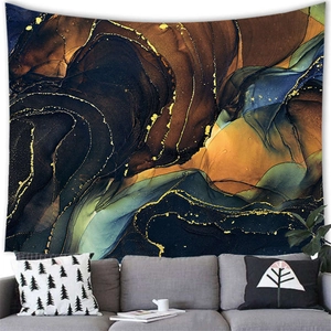 Detail eines modernen Wandteppichs mit goldenen Texturen über einem grauen Stoffsofa