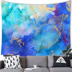Detailansicht eines großen Aquarell-Wandteppichs mit goldenen Marmormustern über Sofa