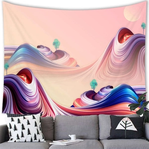 Makrodetail eines surrealistischen Aquarell-Wandteppichs über einem modernen grauen Sofa
