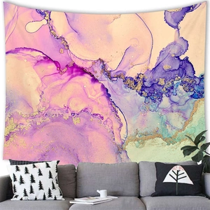 Detailansicht des Marmor-Wandteppichs mit lila-goldener Fluid-Art im Wohnzimmerdekor