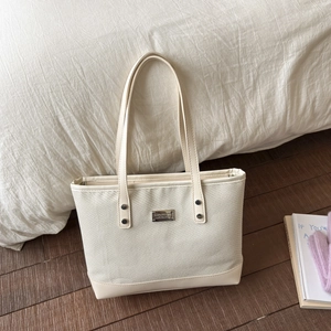 Elegante borsa tote in tela bicolore con finiture in pelle e capienza per il pendolare