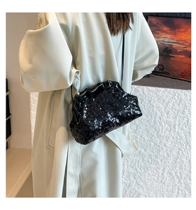 Détail d'un sac nuage à paillettes noires porté sur un manteau beige avec bandoulière