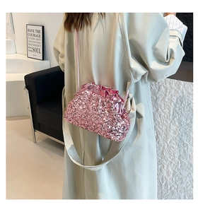 Sac nuage à paillettes roses avec détails plissés porté par un mannequin en manteau