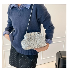 Vue détaillée d'un sac nuage en paillettes argentées avec fermoir vintage et chaîne