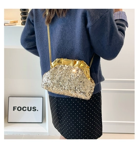 Détail du sac nuage à paillettes dorées avec bordure plissée et fine bandoulière chaîne