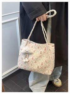 Borsa tote floreale con manici intrecciati e ciondolo a nuvola sorridente in morbido peluche