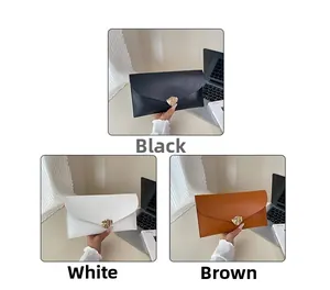 Vue détaillée des pochettes enveloppes en noir blanc et marron avec boucles dorées