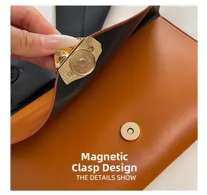 Détail de la fermeture à fermoir magnétique doré sur le sac à main en cuir marron