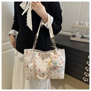 Détail du sac fourre-tout à fleurs et ours avec chaîne de perles et charme ours peluche