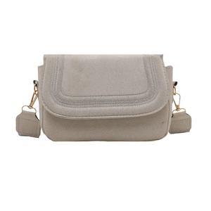 Vista frontale di una borsa a sella beige con cuciture a U e finiture in metallo dorato