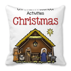 Détail de la housse de coussin en peau de pêche avec scène de nativité et texte de Noël