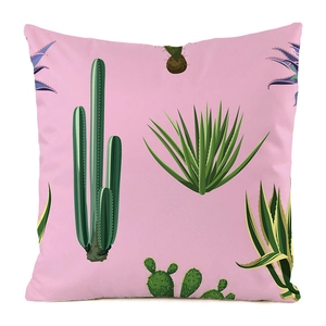 Detail eines rosa Kissenbezugs mit tropischen Kaktusmustern im nordischen Designstil