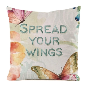 Detail der Kissenhülle mit Aquarell-Schmetterlingen und Text SPREAD YOUR WINGS aus Baumwolle
