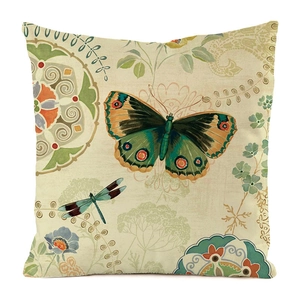 Detailansicht von Vintage-Schmetterlings- und Blumenmuster auf Seiden-Kissenbezug