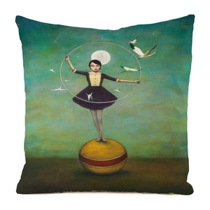 Détail d'une housse de coussin en faux soie avec illustration rétro de fille et grue