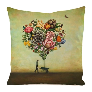 Détail de la housse de coussin en fausse soie avec illustration de cœur floral peinte à la main