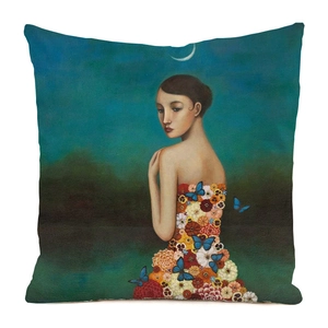 Détail d'une housse de coussin carrée avec peinture surréaliste d'une femme et fleurs