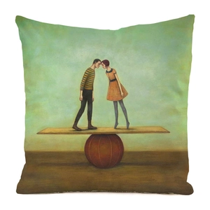 Détail de l'imprimé d'art surréaliste sur housse de coussin carrée avec un couple