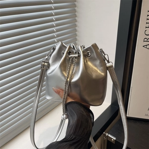 Fashion Glossy PU Leather Bucket Bag With Artificial Pearl Chain Drawstring Minimalist Women Crossbody Shoulder Bag For Daily Fashion