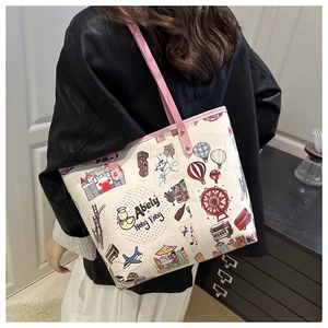 Détail du sac cabas blanc à graffitis avec motifs de voyage et anses roses