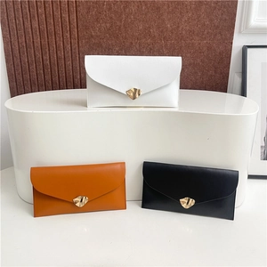 Pochettes enveloppe élégantes en blanc, orange et noir avec boucles en métal doré