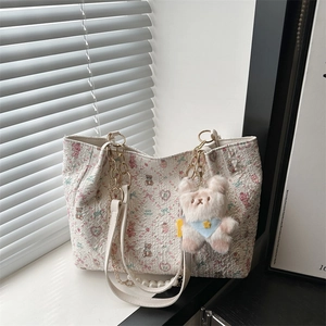 Sac cabas à imprimé fleuri en jacquard crème avec charm en peluche et bandoulière chaîne