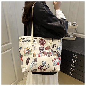 Détail du grand sac cabas blanc avec illustration de Hong Kong et fines bandoulières