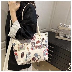Vue détaillée de l'imprimé graffiti coloré sur un sac cabas en cuir blanc avec poignée