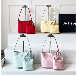 Set di quattro borse a spalla in nylon con pochette in rosso, giallo, verde e rosa