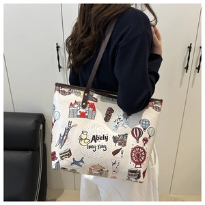Dettaglio della borsa tote bianca con stampe graffiti Hong Kong e manici in pelle marrone