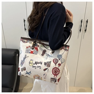 Dettaglio della borsa tote bianca con illustrazioni di viaggio colorate e vivaci