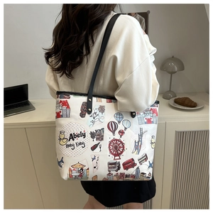 Détail d'un sac en toile avec des illustrations de bus et de monuments de Hong Kong mignons