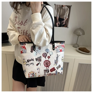 Vue détaillée du sac cabas imprimé avec bandoulière noire et rivets dorés décoratifs