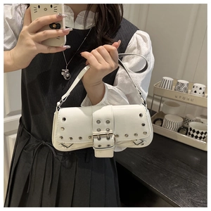 Selfie miroir montrant un sac sous le bras en cuir verni blanc avec œillets et rivets