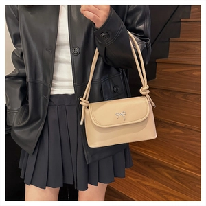 Sac à bandoulière beige en similicuir avec boucle nœud argentée et sangle nouée
