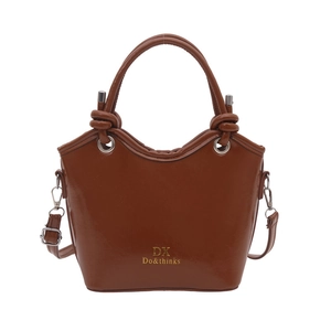 Minimalistische braune Beuteltasche mit gewellten Henkeln und abnehmbarem Schultergurt
