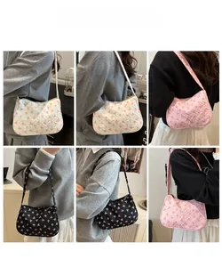 Collage di modelle con borse a tracolla leggere con motivi a fiocco in bianco, rosa e nero