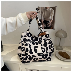 Vue détaillée du grand sac cabas avec imprimé léopard et poche avant pratique