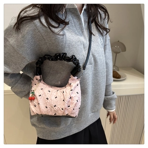 Borsa a tracolla rosa con motivi a fiocco neri, manici arricciati e dettaglio ciondolo ciliegia