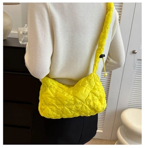 Détail du sac nuage matelassé jaune vif avec texture de surpiqûres en losanges gonflés