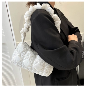 Detail der weißen gesteppten Puffer-Tasche mit markantem gerafftem Cloud-Schultergurt