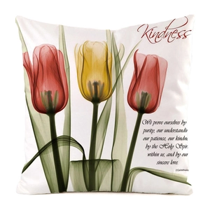 Gros plan de l'imprimé tulipe X-ray sur housse de coussin blanche en soie synthétique