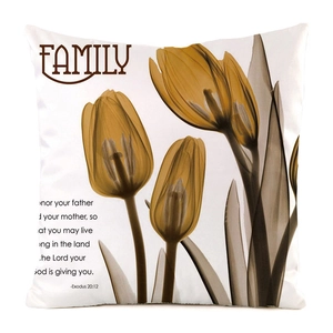 Détail de la housse de coussin avec tulipes et texte biblique sur le thème Famille