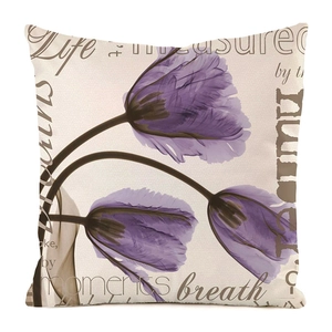 Détail de la taie d'oreiller avec tulipes violettes et lettrage anglais de style rétro
