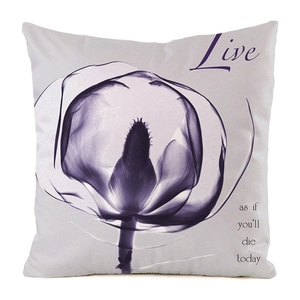 Détail de la taie de coussin en satin blanc avec tulipe violette et texte Live