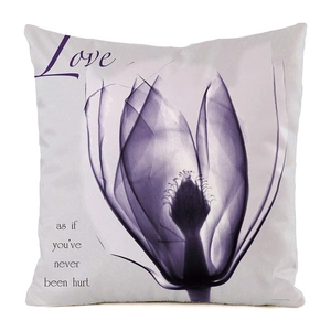 Détail de la taie d'oreiller tulipe blanche avec fleurs violettes et citation d'amour